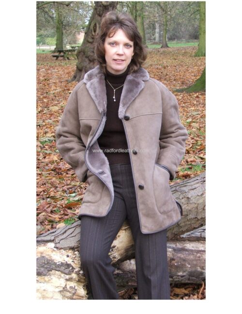 Ladies Traditional Sheepskin Coat with Collar - Image 3