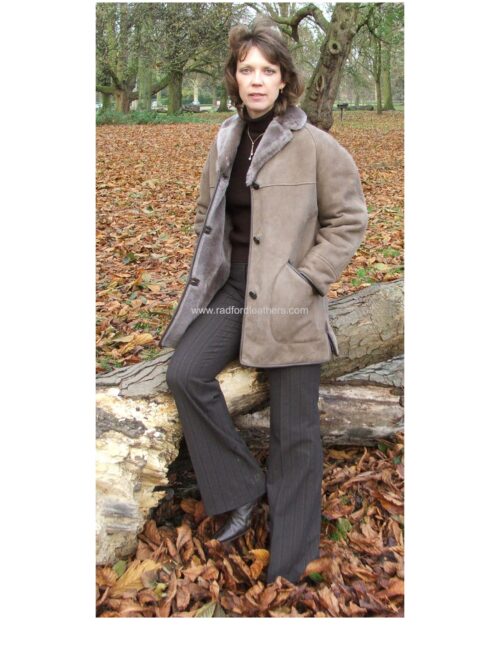 Ladies Traditional Sheepskin Coat with Collar - Image 4
